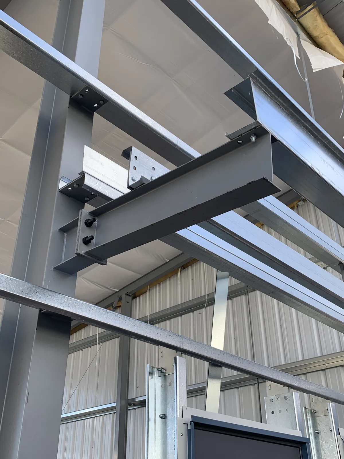 Structural steel beam connection inside a metal building
